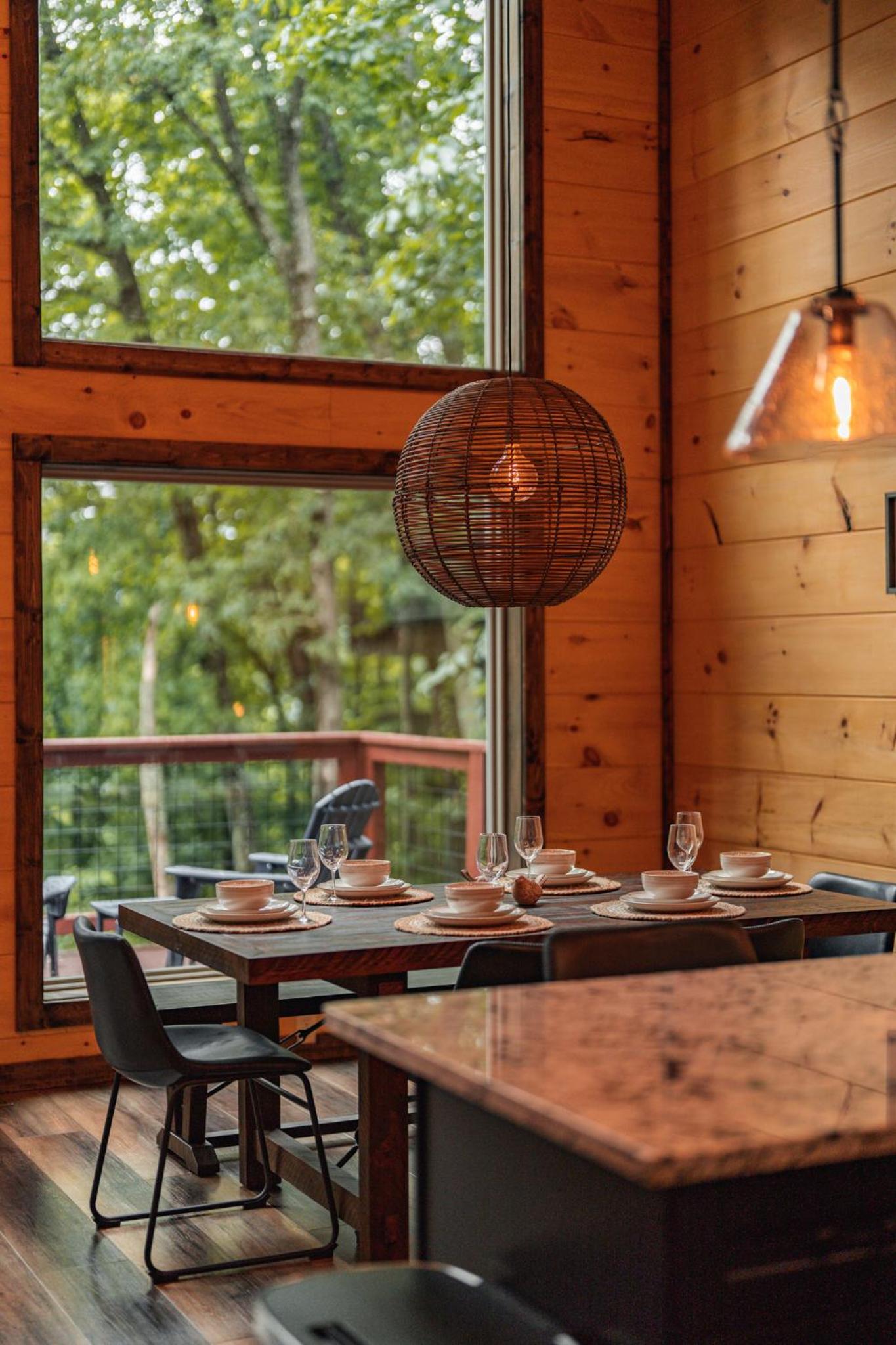 New Cozy Mountain Chalet Hot Tub Near Downtown