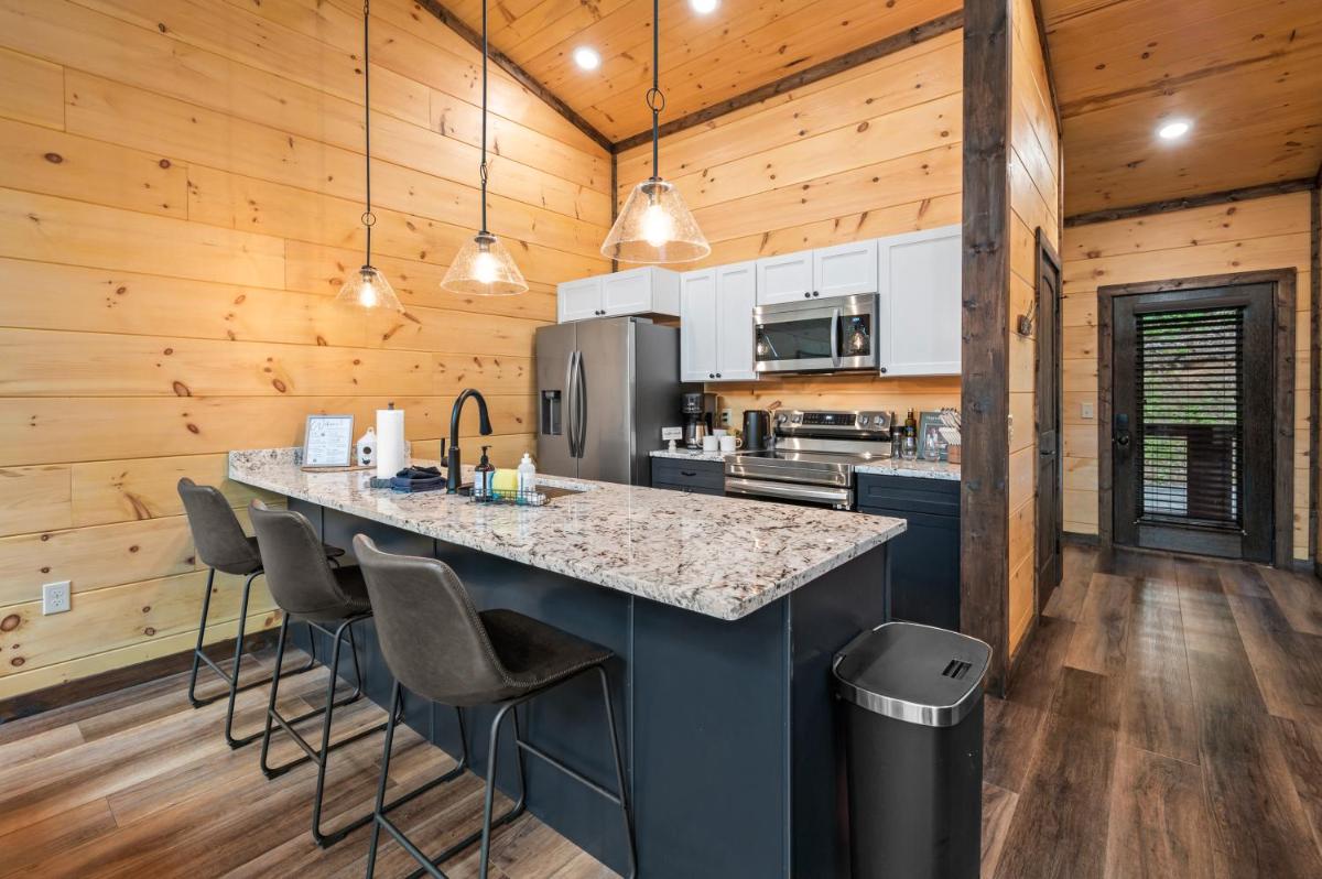 New Cozy Mountain Chalet Hot Tub Near Downtown