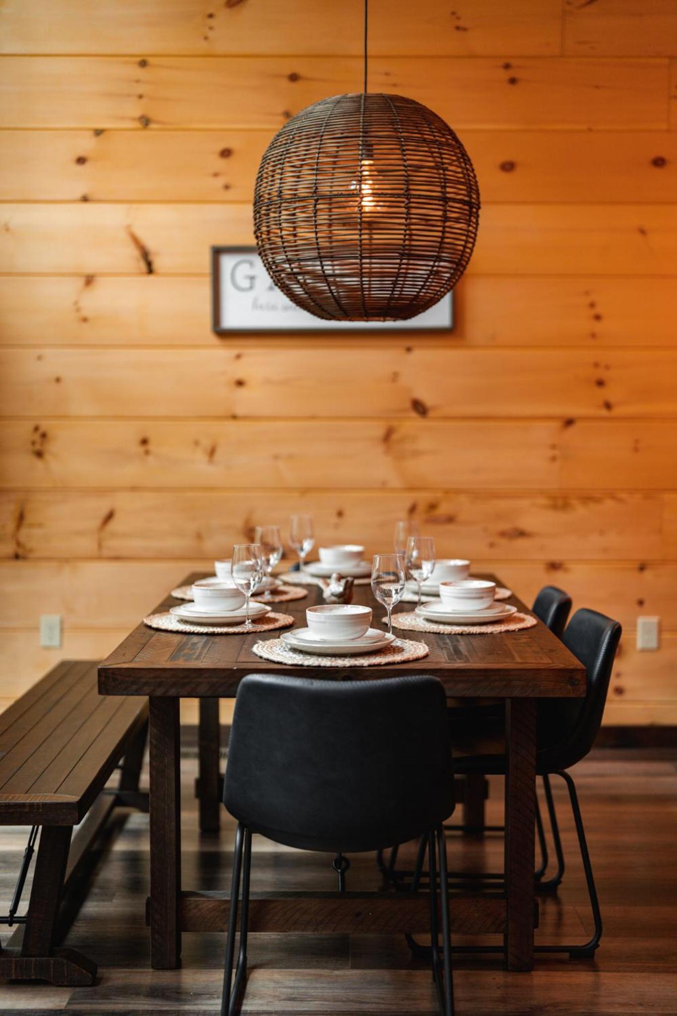 New Cozy Mountain Chalet Hot Tub Near Downtown