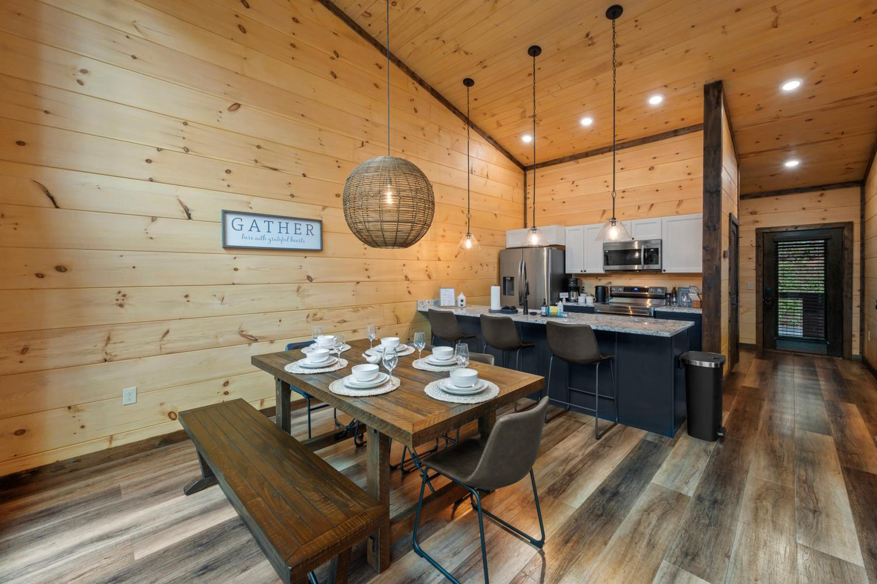 New Cozy Mountain Chalet Hot Tub Near Downtown