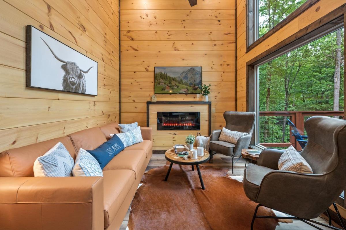 New Cozy Mountain Chalet Hot Tub Near Downtown