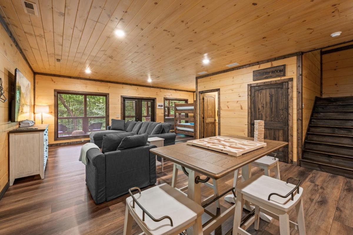 New Cozy Mountain Chalet Hot Tub Near Downtown