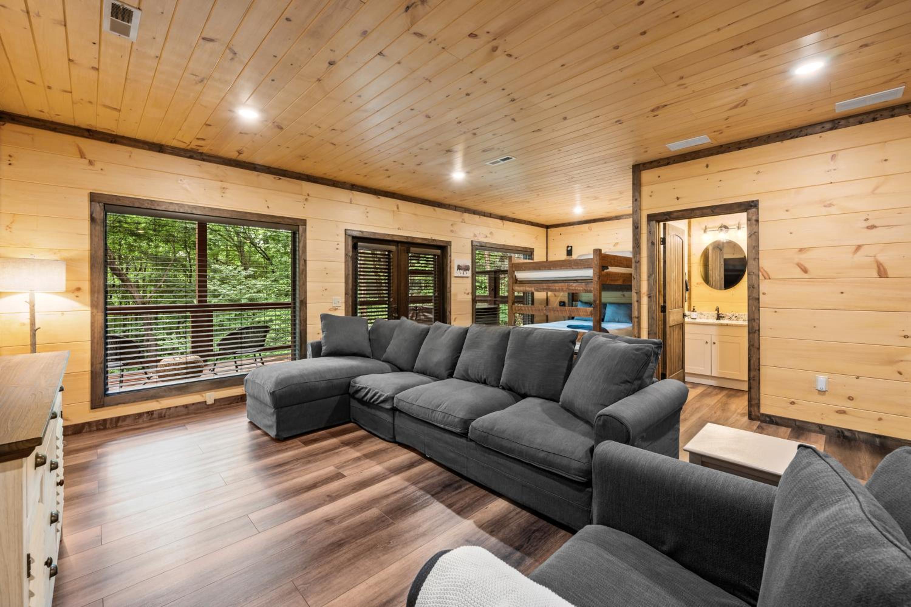 New Cozy Mountain Chalet Hot Tub Near Downtown