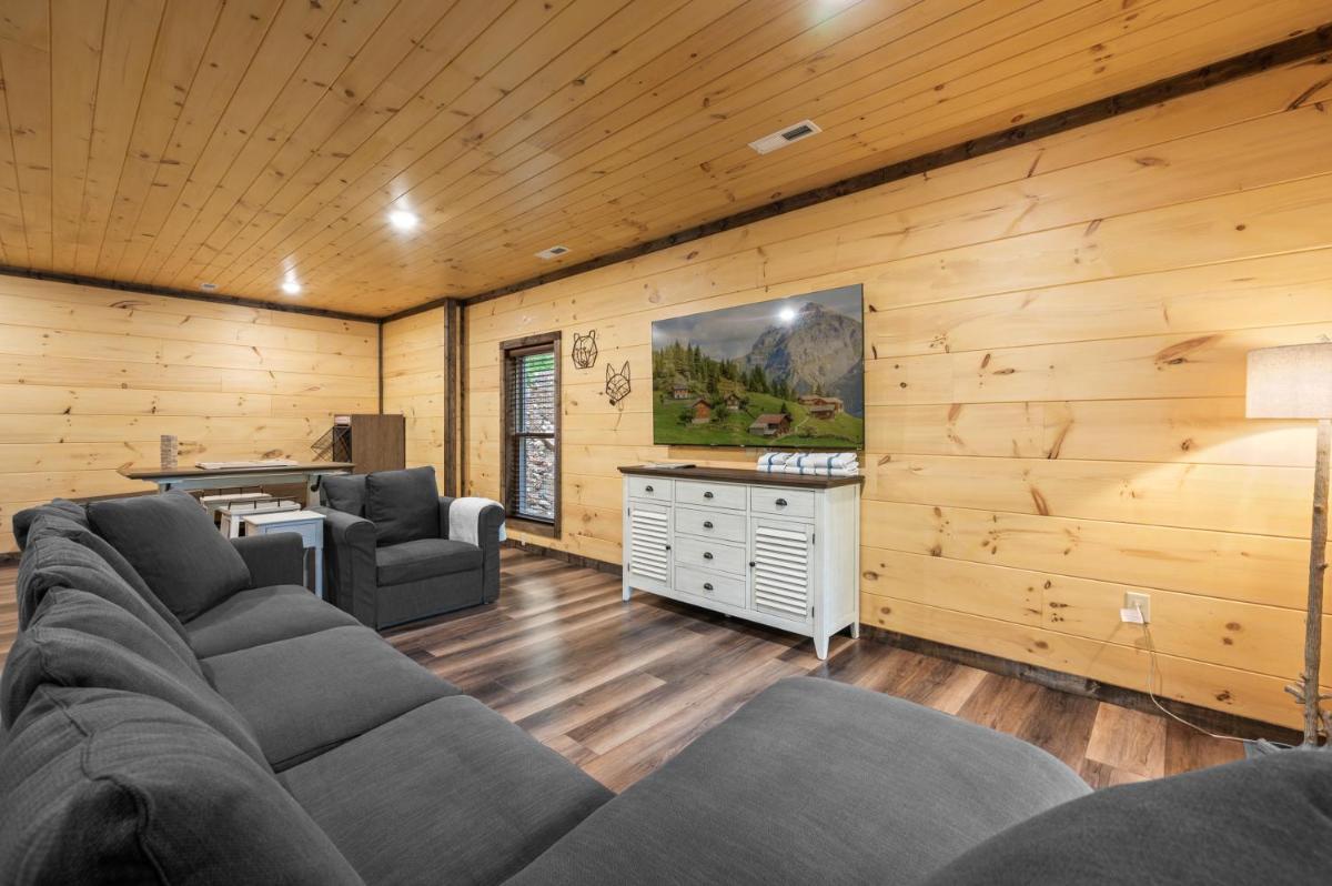 New Cozy Mountain Chalet Hot Tub Near Downtown
