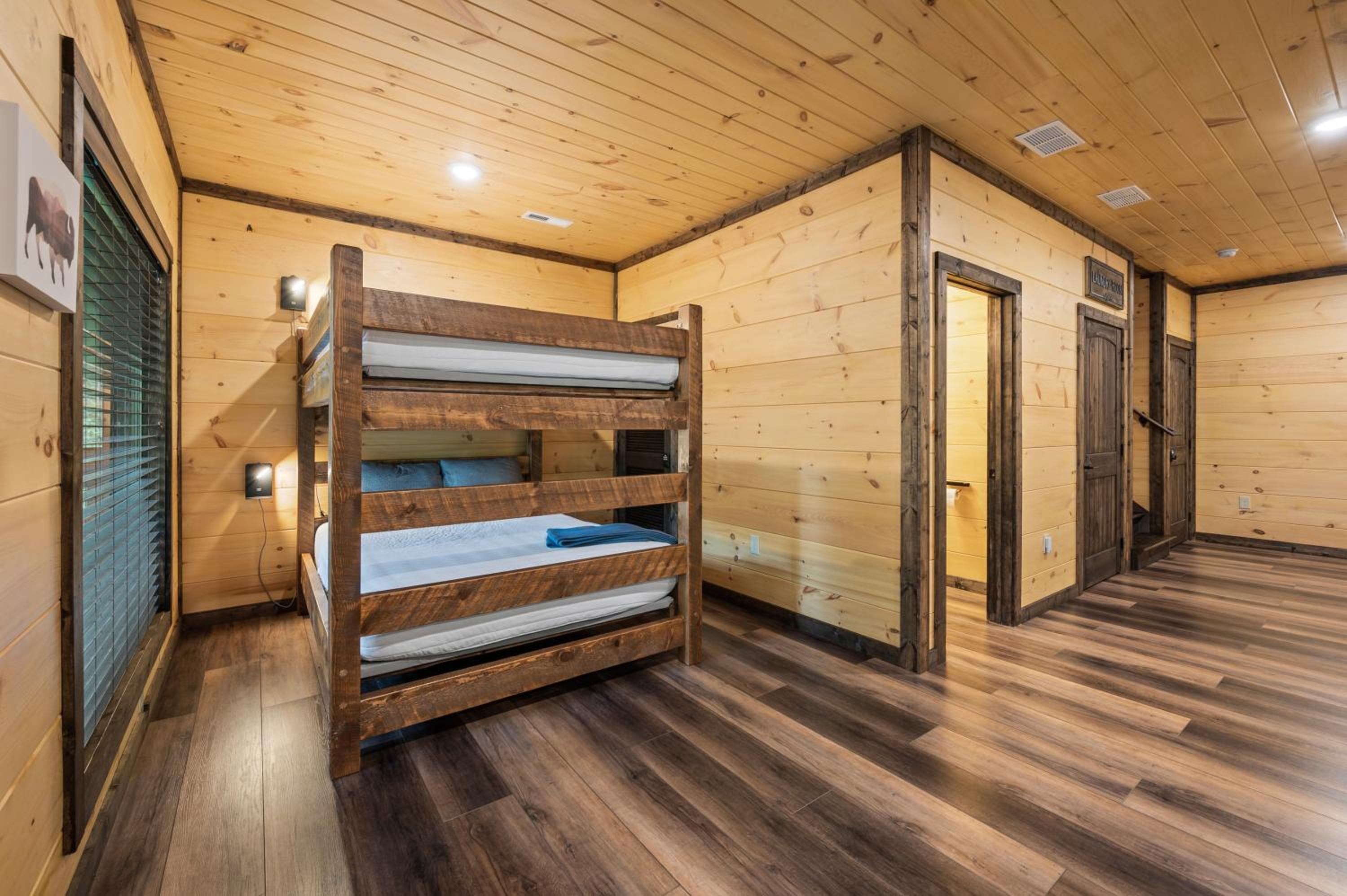New Cozy Mountain Chalet Hot Tub Near Downtown