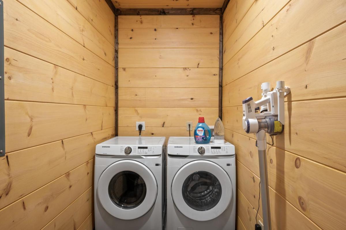 New Cozy Mountain Chalet Hot Tub Near Downtown