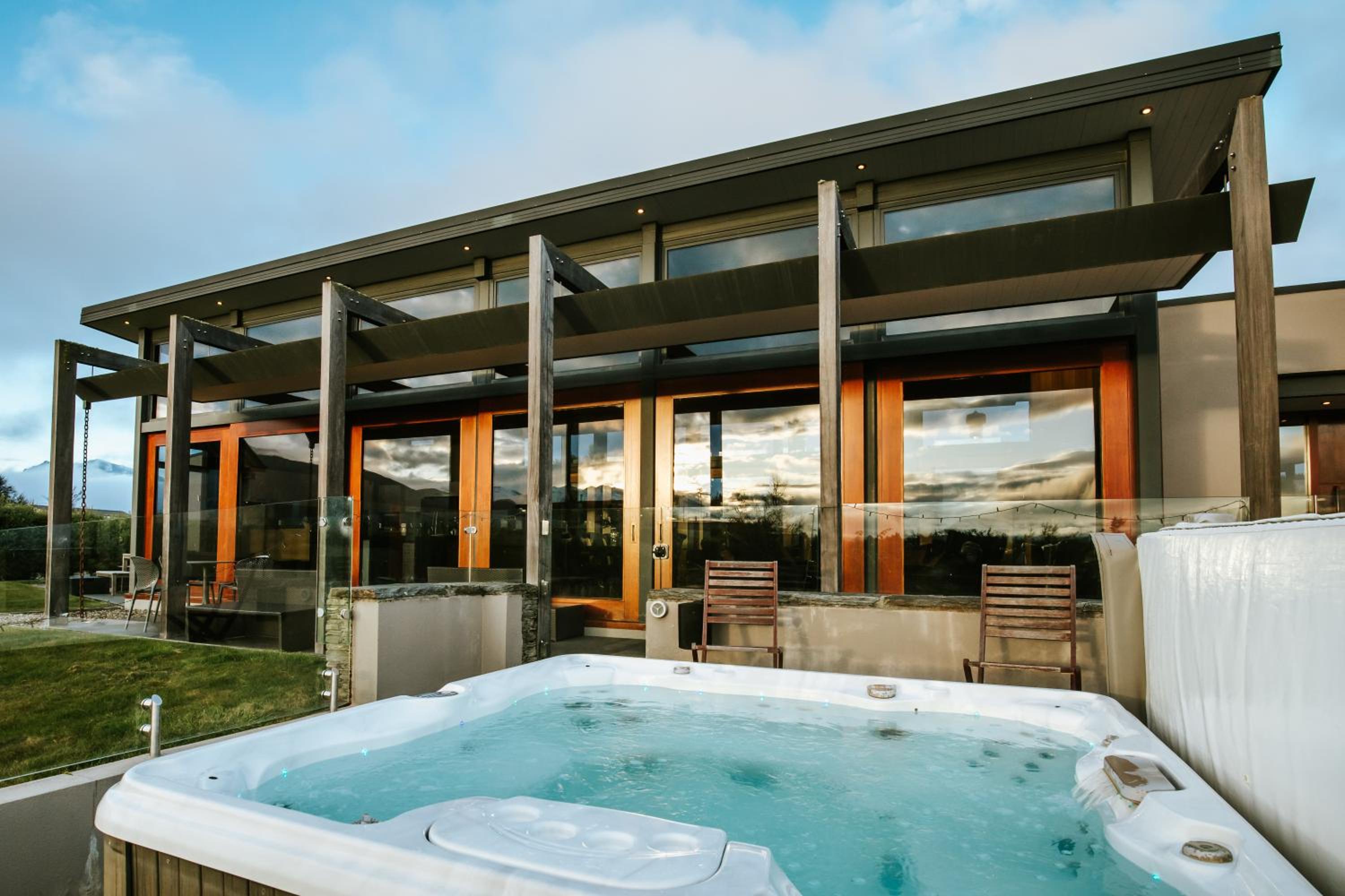 Mt Gold Retreat - Sleeps 8 - Spa Pool - Tennis Court view 2