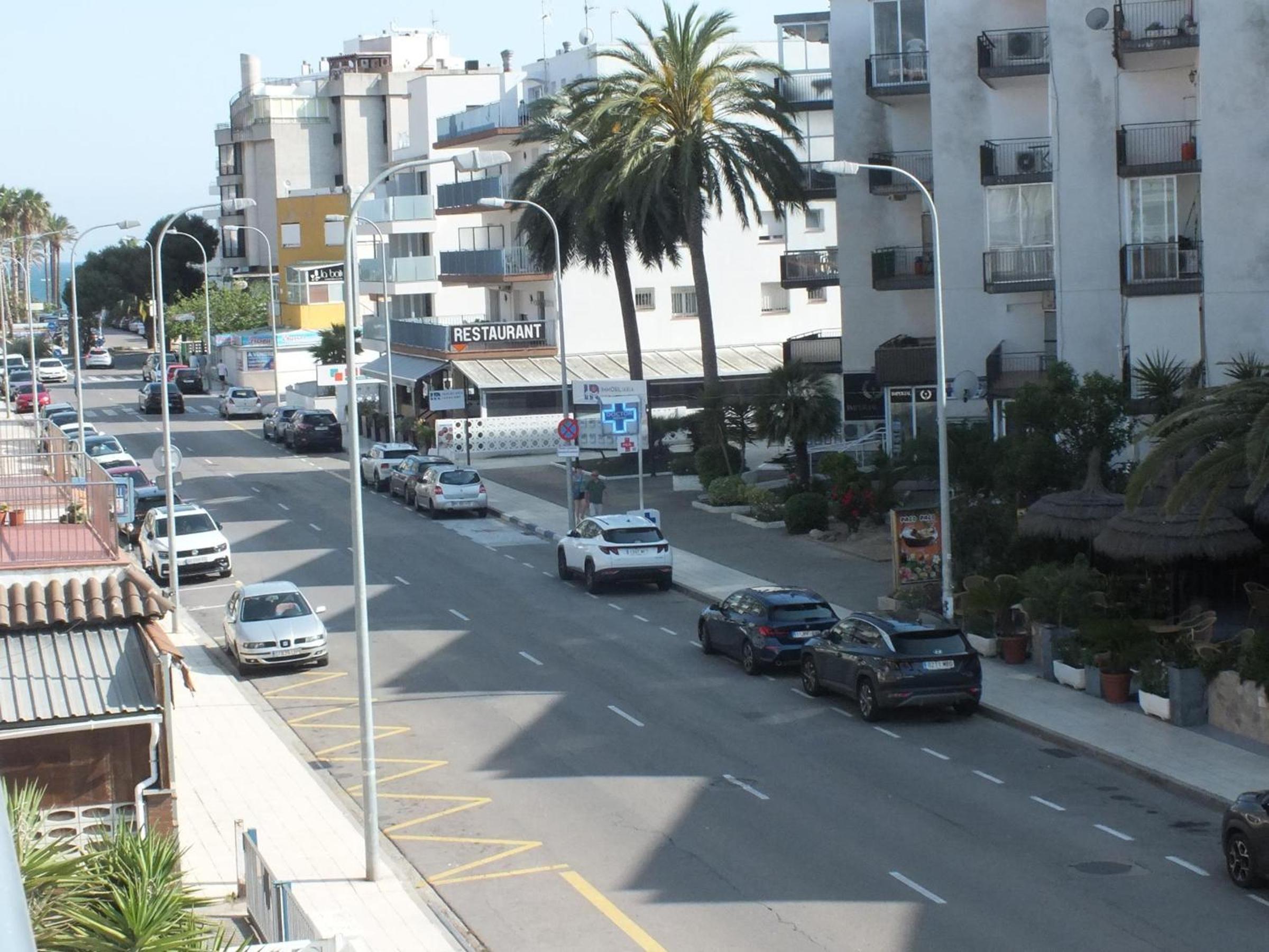 Apartamento Cerca de la Playa con Terraza y Parking en Roses, Costa Brava - ES-204-55 view 2