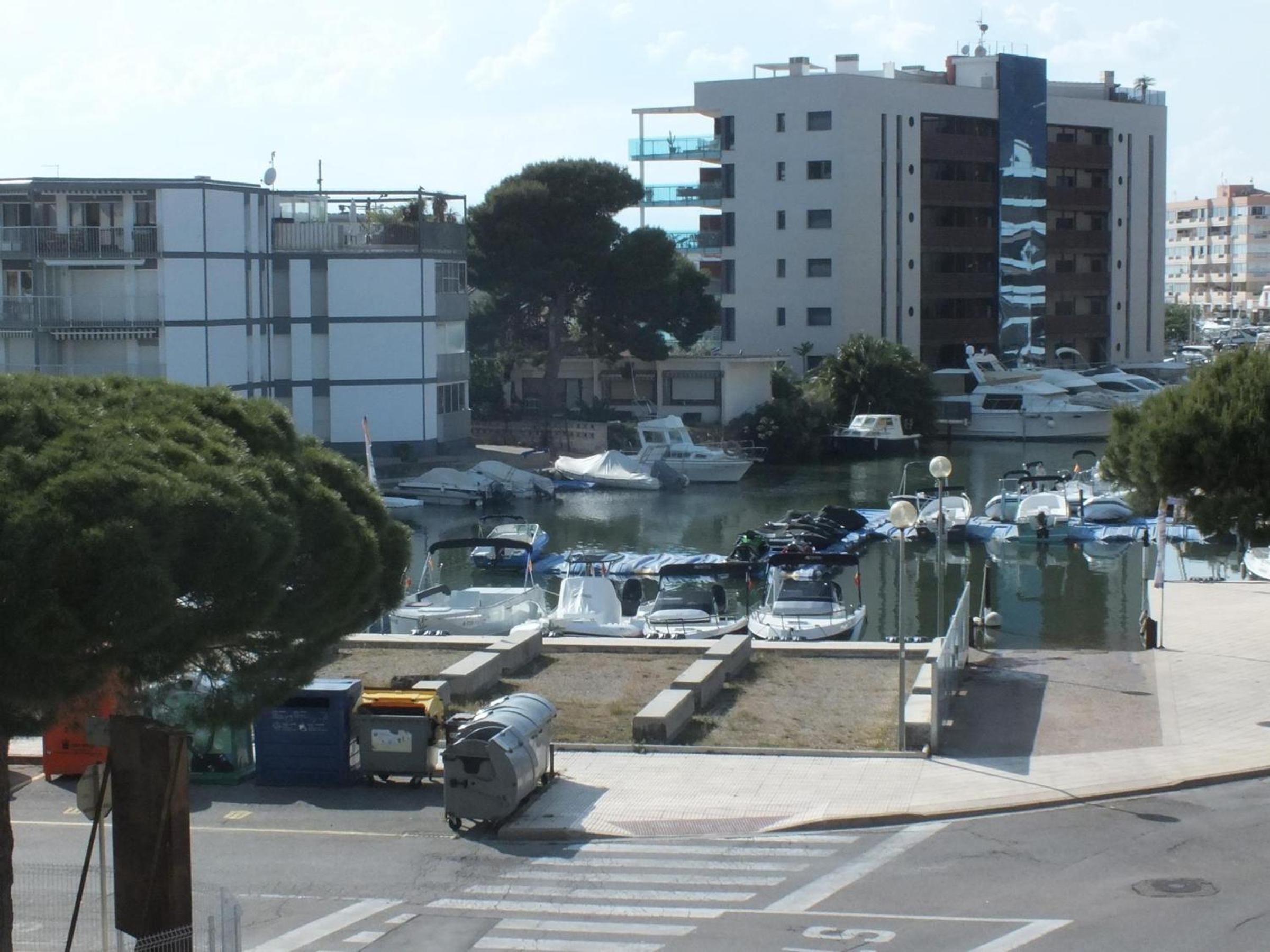 Apartamento Cerca de la Playa con Terraza y Parking en Roses, Costa Brava - ES-204-55 view 3