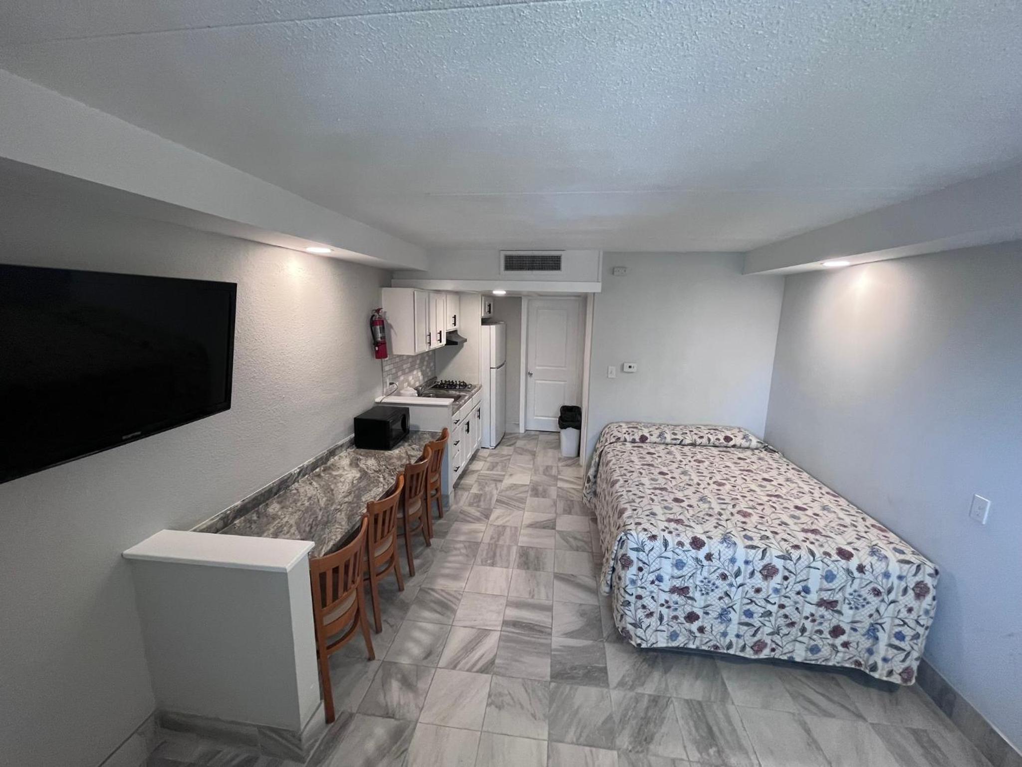Admiral Resort Motel