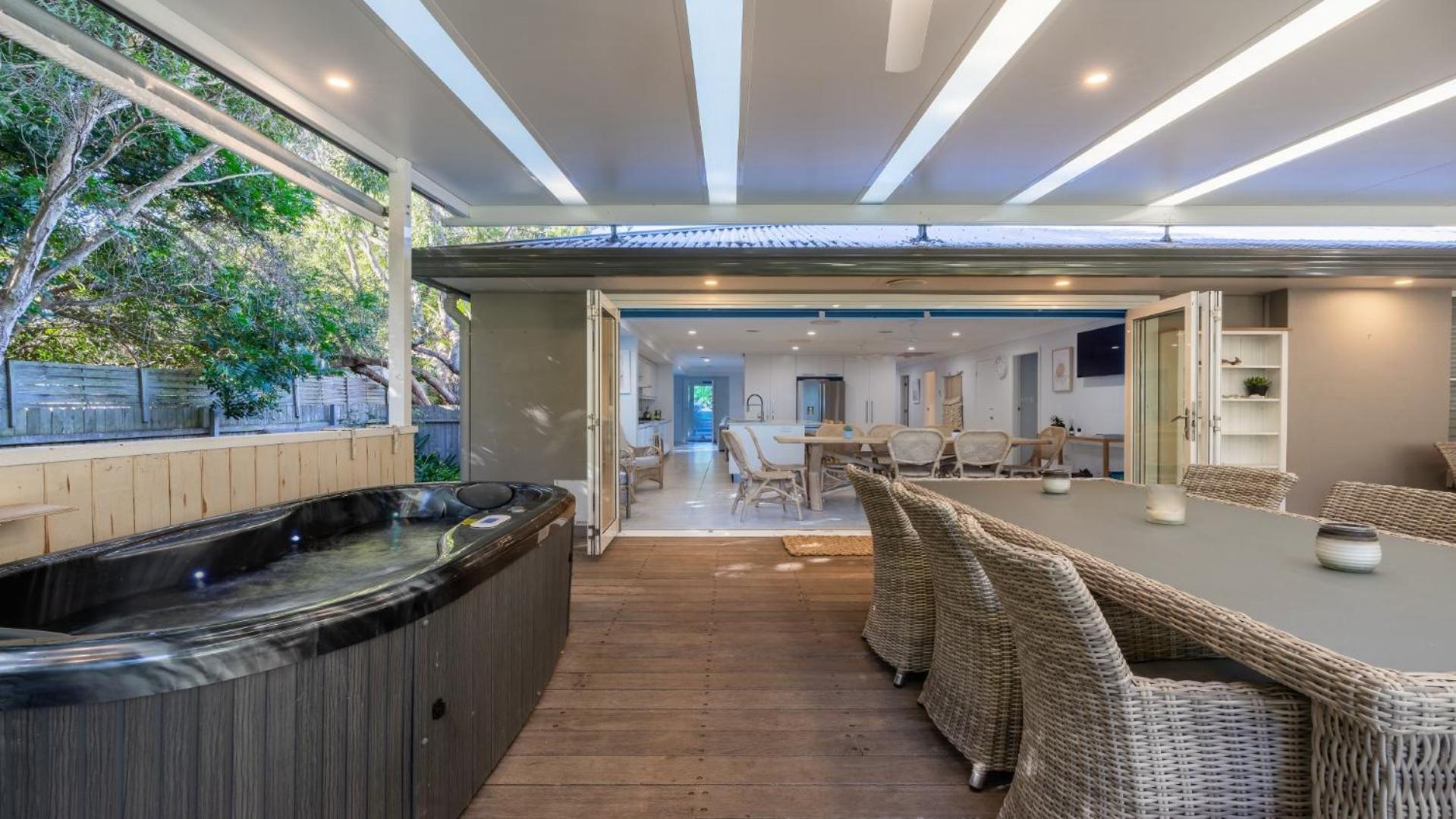 Coral Paradise - Metres From Beachfront