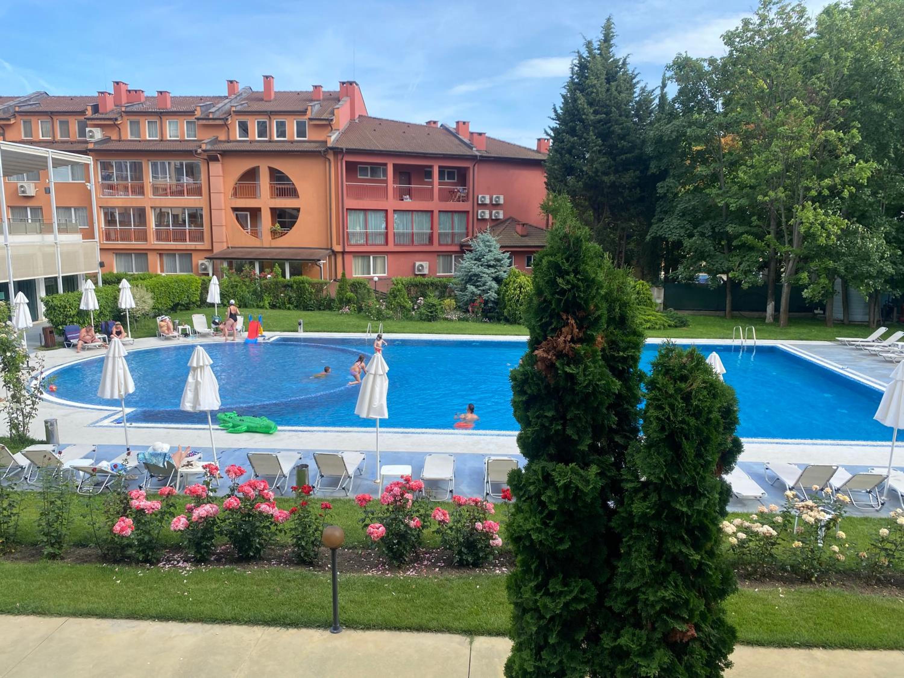 Luxury First Line apartment with pool and sea view in complex Oazis