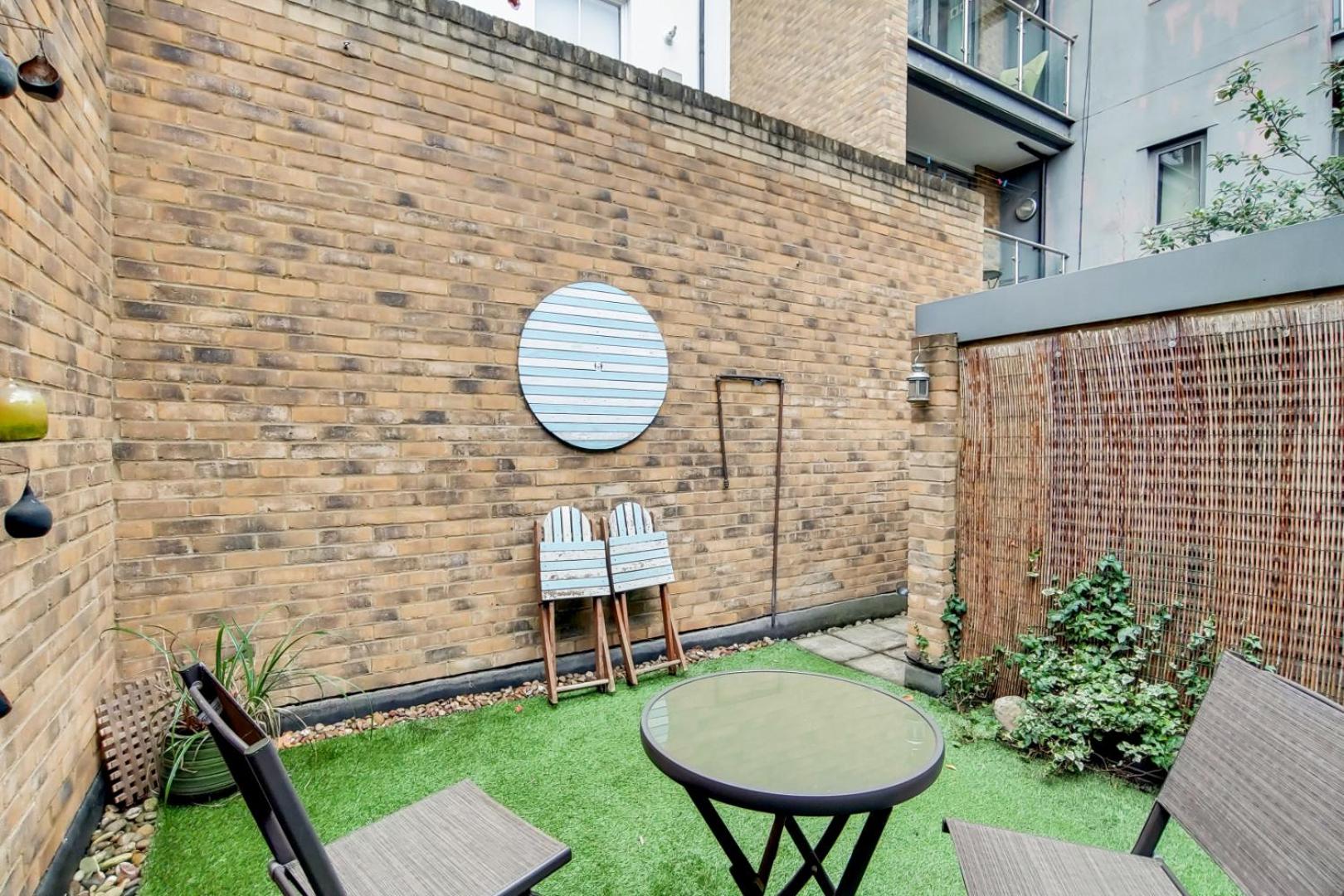 Spacious 2 bed 2 bath Kings Cross Apartment