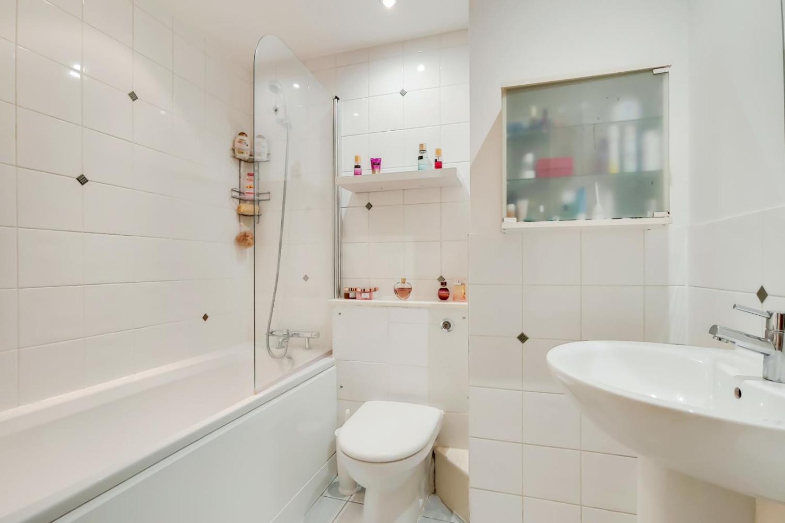 Spacious 2 bed 2 bath Kings Cross Apartment
