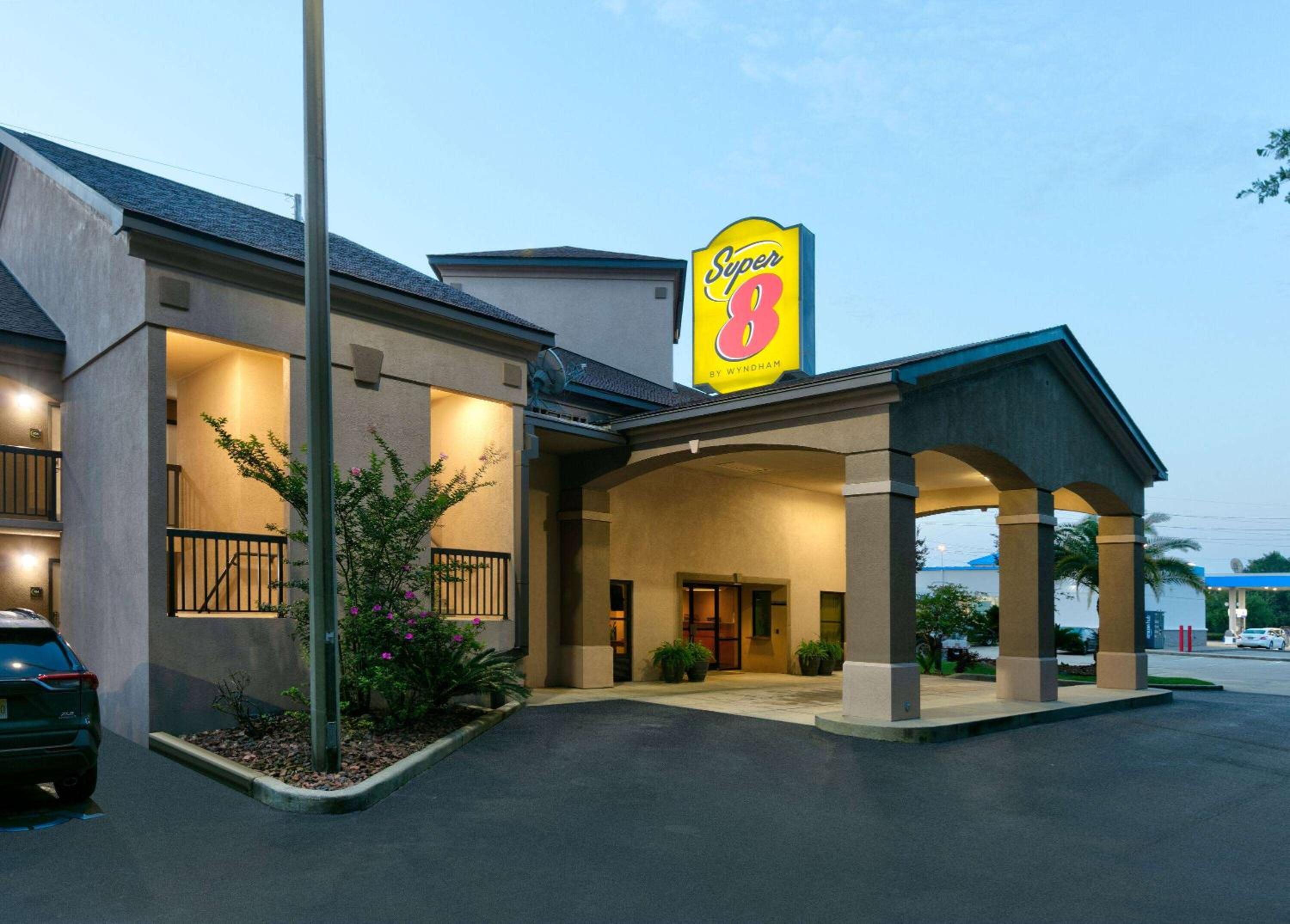 Hotel Super 8 by Wyndham Diberville Biloxi Area - Image 1