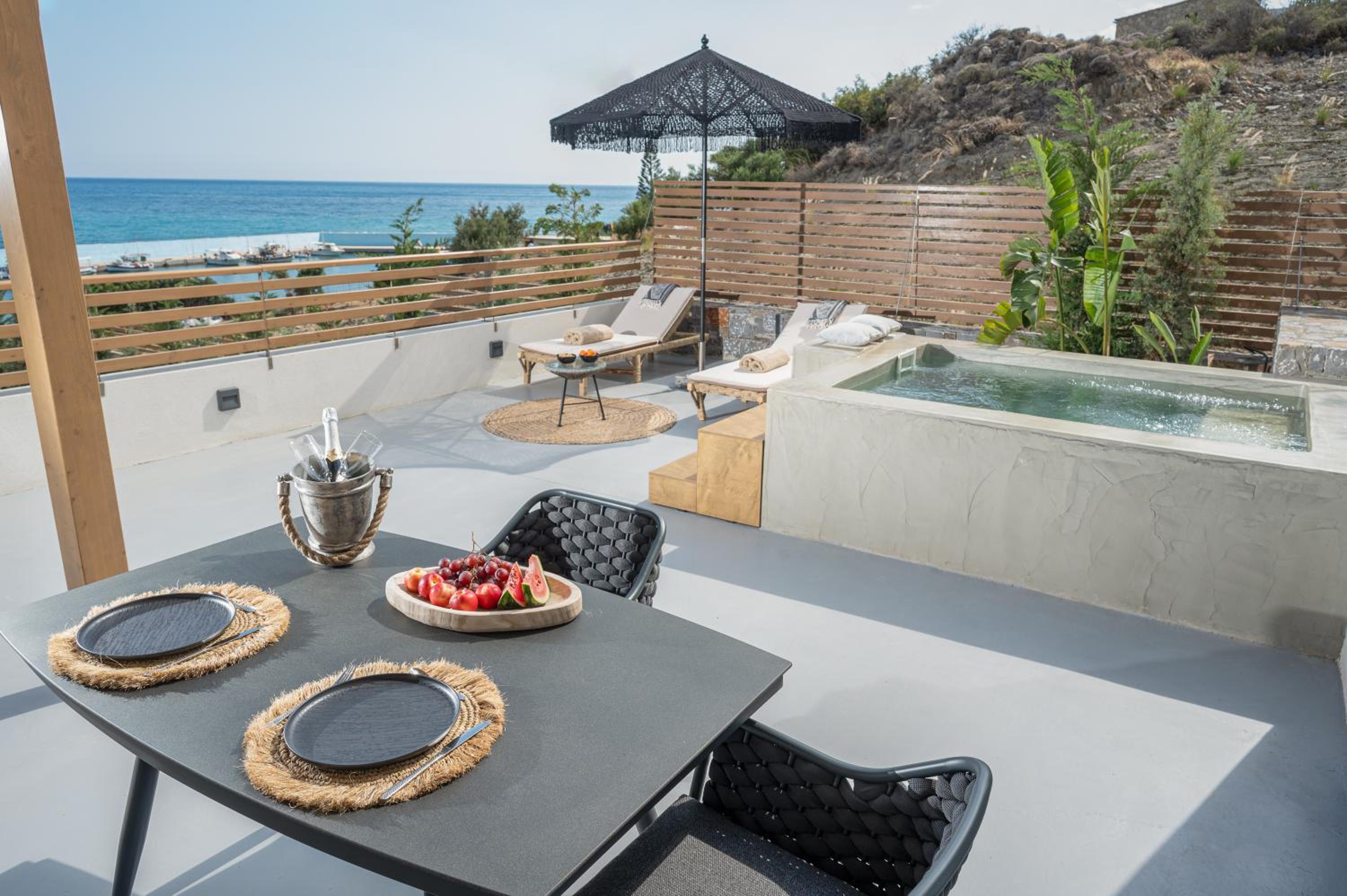 Mnḗmē Suites & Villas view 3