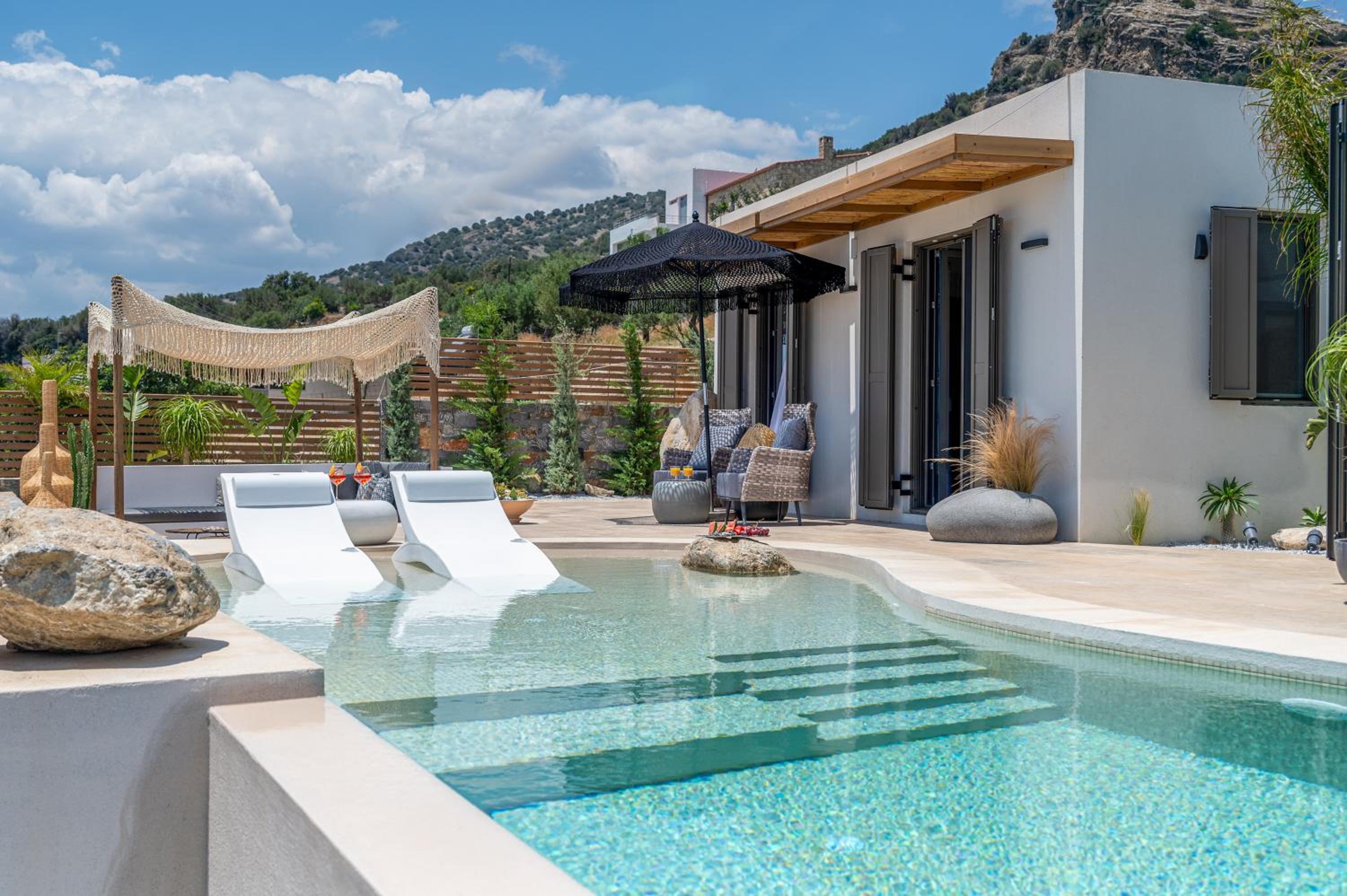 Mnḗmē Suites & Villas view 2