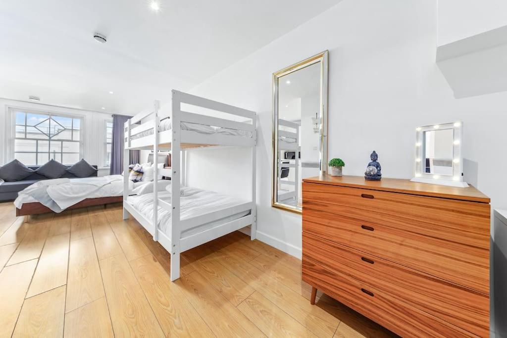 Sleep6 In Leicester Square, Soho VR7