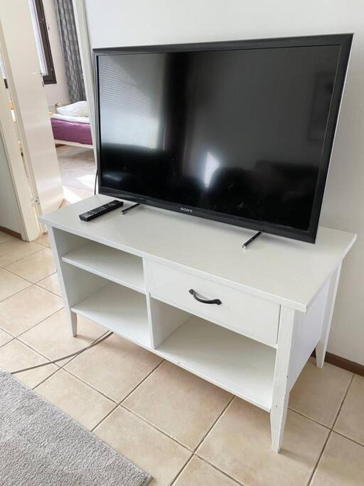 HHH Newly renovated big 4-bedroom apt with balcony, free parking for 2 cars view 4