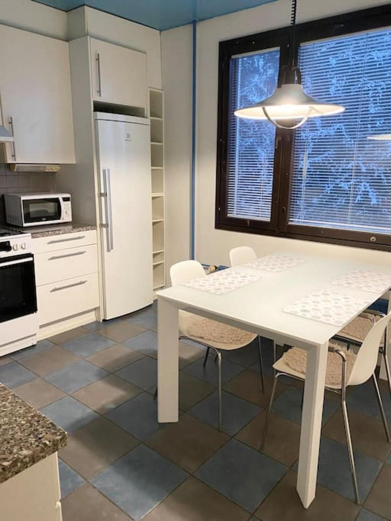 HHH Newly renovated big 4-bedroom apt with balcony, free parking for 2 cars view 5