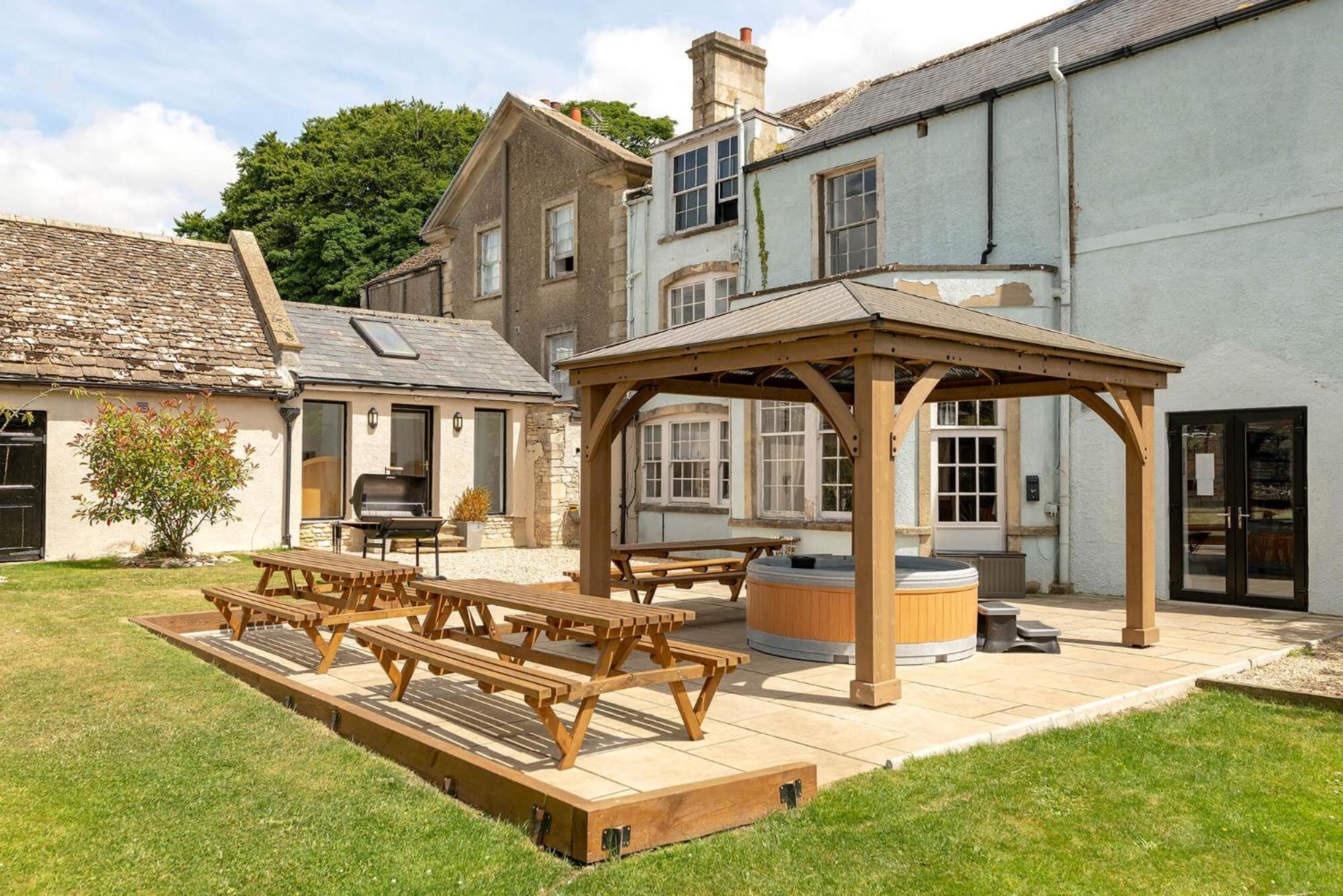 Cotswold Manor House - country house retreat with hot tub, ideal for large groups view 2