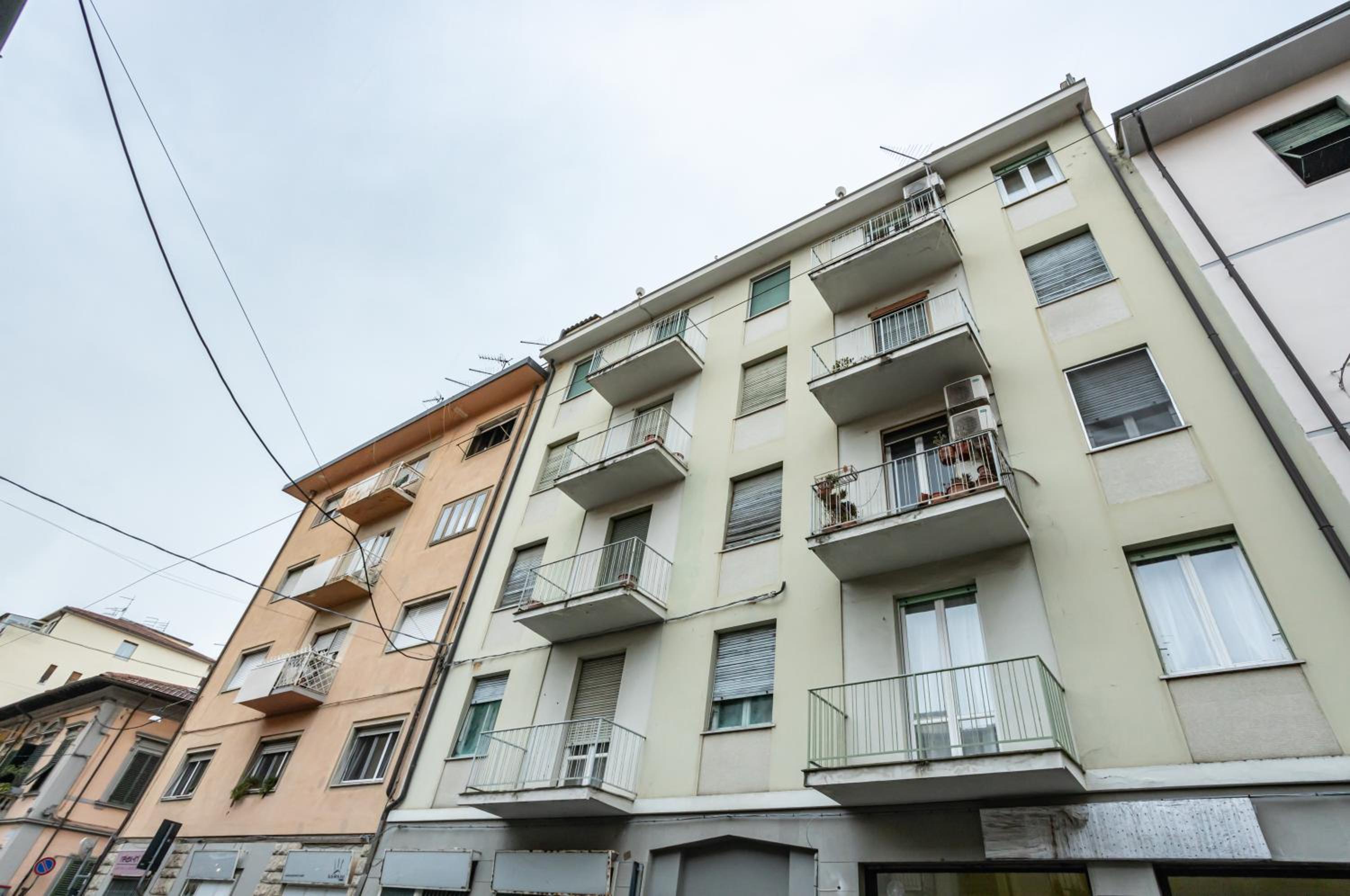 GuestHost - Yellowsunny Apartment with Two Balconies