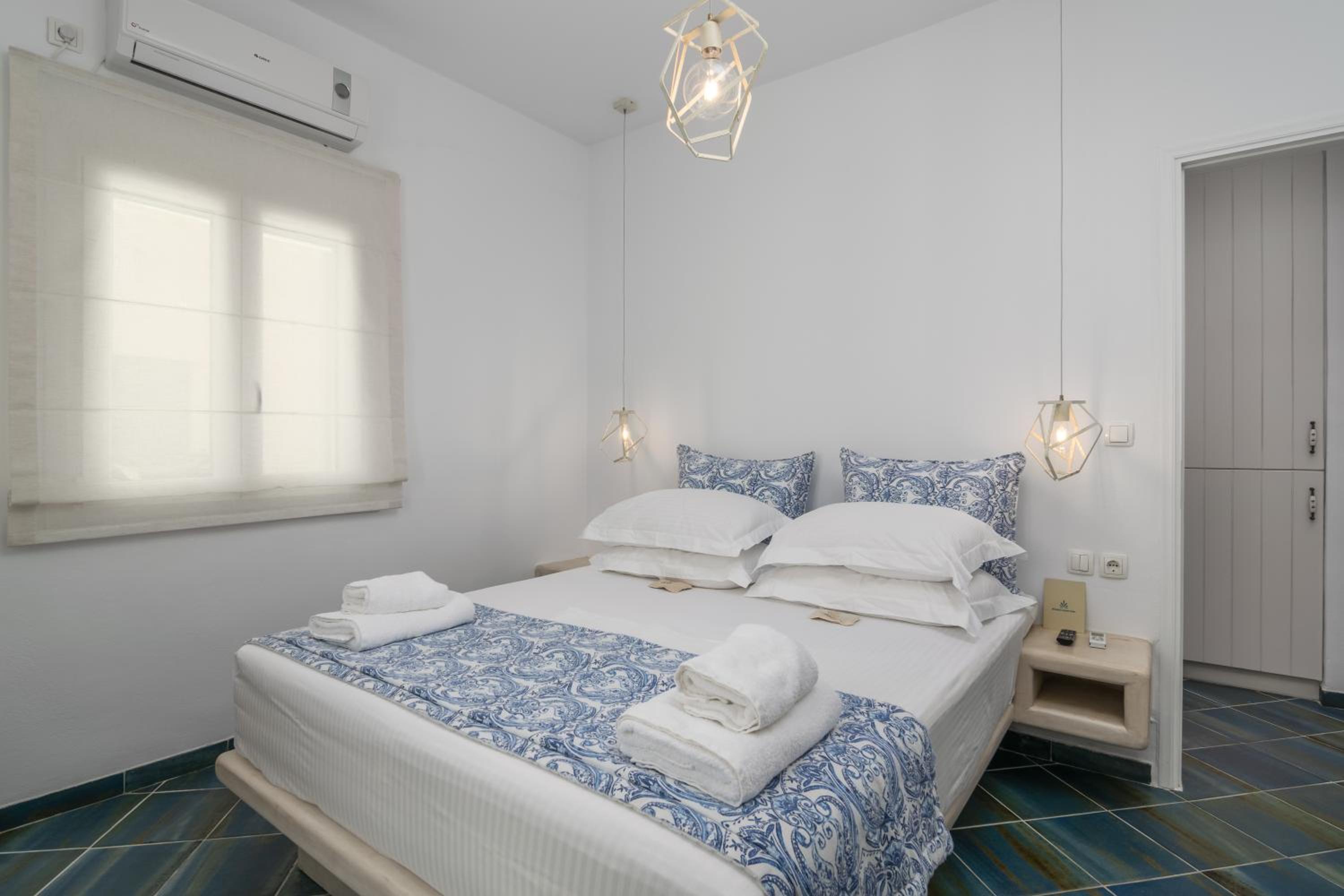 Michalakis Seaside Suites