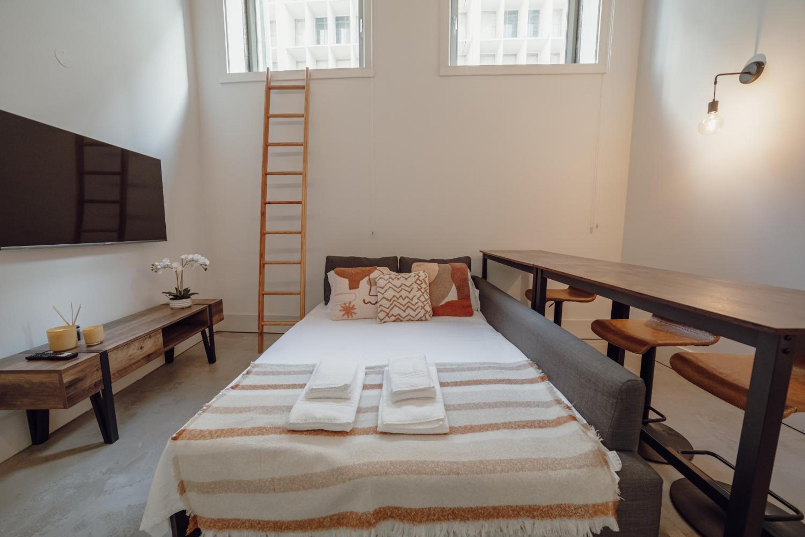 Industrial Cozy Loft Downtown Porto view 3