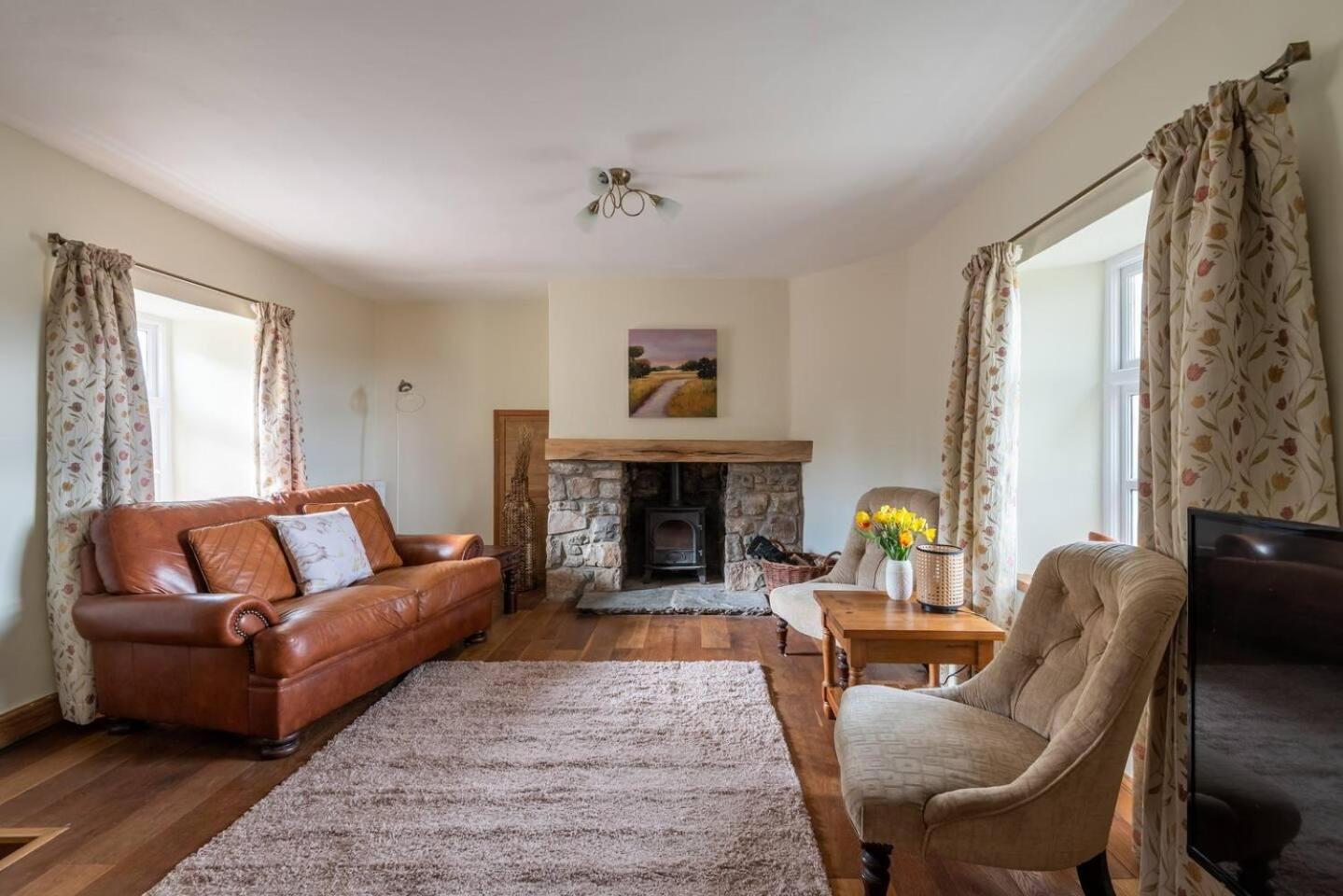 Spacious 3BR in Historic Chepstow Cottage Garden view 3