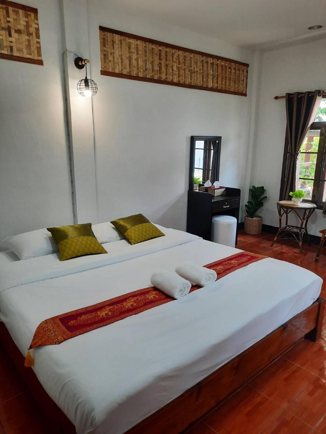 Hotel Pailifornia, Pai