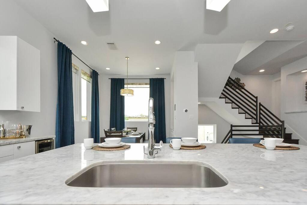 Casa LaBella - Downtown Skyline Views - Sleeps 10 view 2