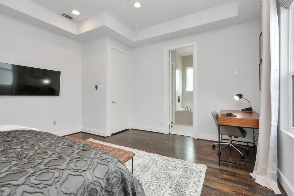 Casa LaBella - Downtown Skyline Views - Sleeps 10 view 5
