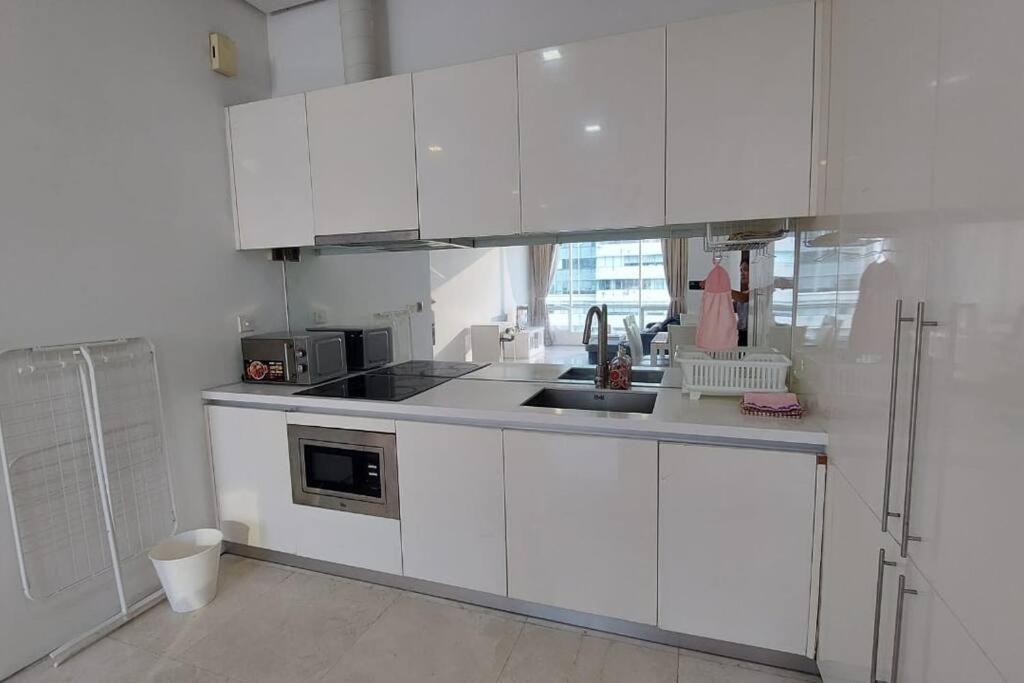 5mins to KLCC -Lvl32-2br-FreeParking