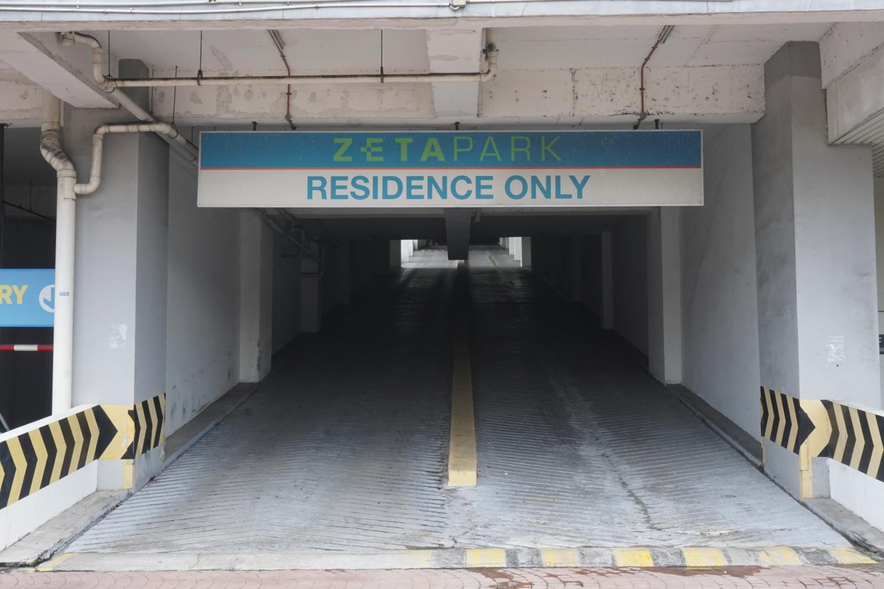 Happy House 2-4pax, 2 Free Parking Upstairs Mall, Columbia Hospital, TAR university,LRT Station,