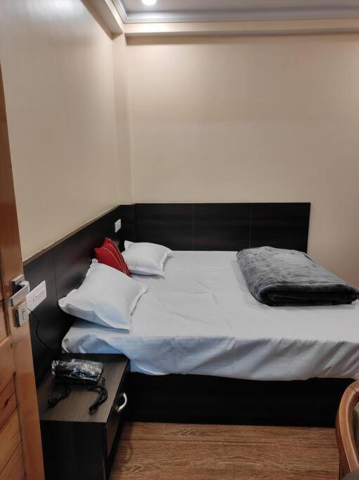 Superb Luxury Three Bed Apartment view 3
