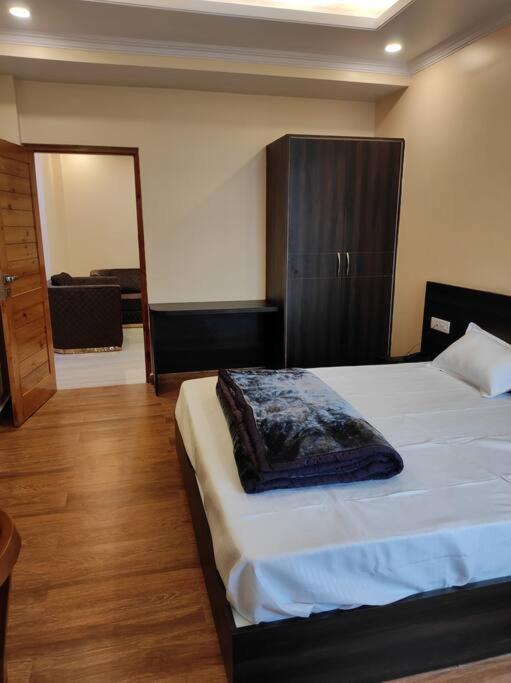 Superb Luxury Three Bed Apartment view 4