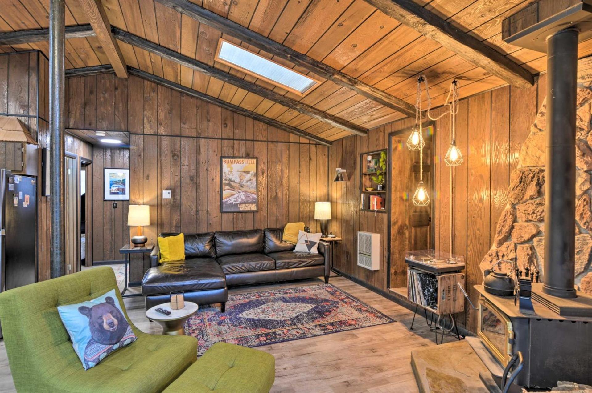 Alpine Lake Cabin Mountain Resort w Lake Access view 2