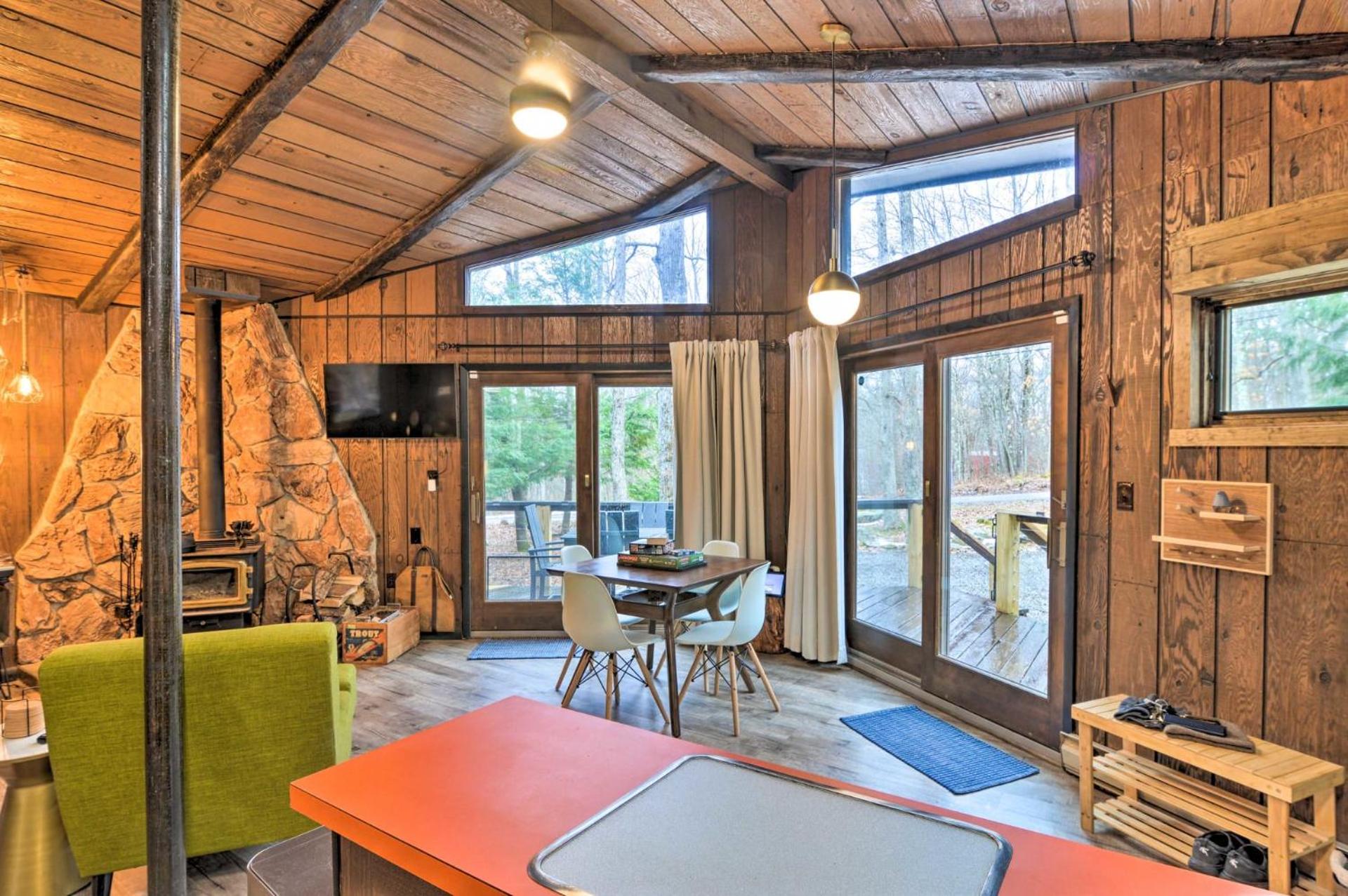 Alpine Lake Cabin Mountain Resort w Lake Access view 4