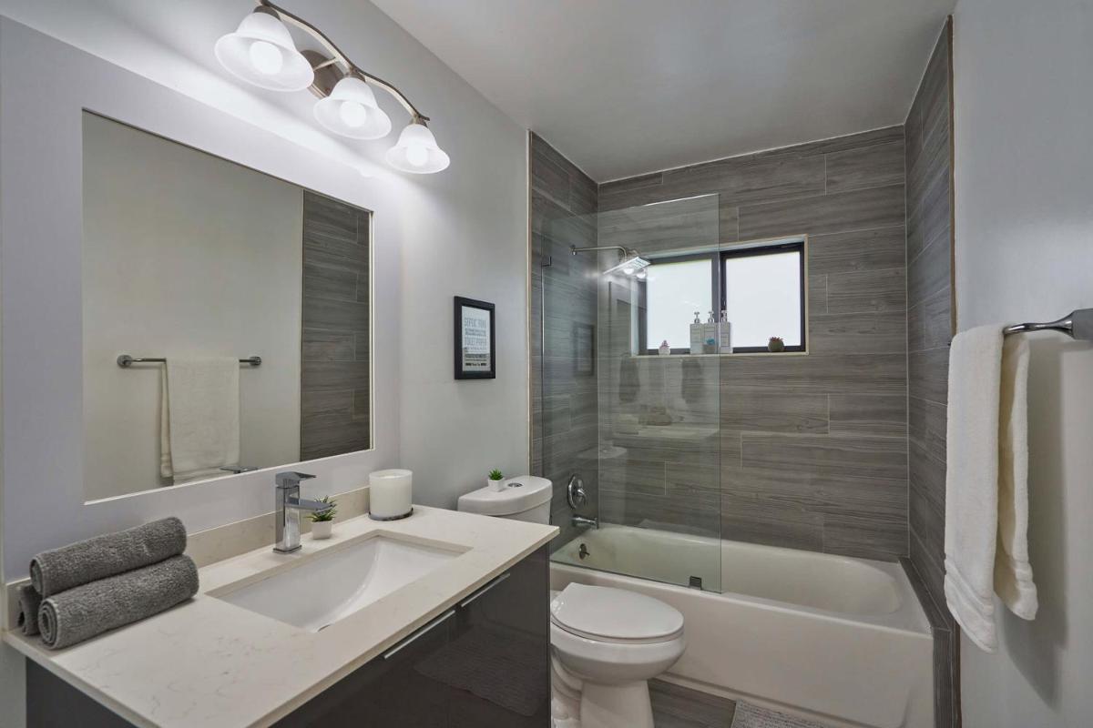 Top Location Villa at Highland Lakes Blvd BY THE GLAMHOMES