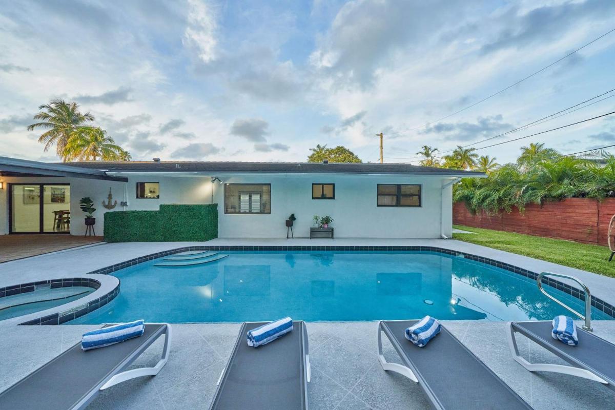 Top Location Villa at Highland Lakes Blvd BY THE GLAMHOMES