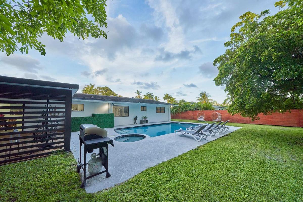 Top Location Villa at Highland Lakes Blvd BY THE GLAMHOMES