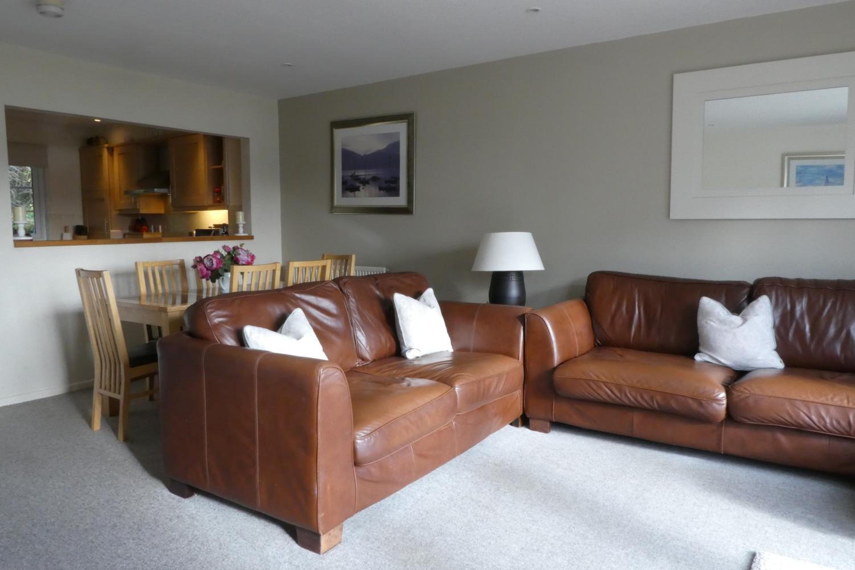 Liming Lodge - Lakeside Home in the Cotswolds view 4