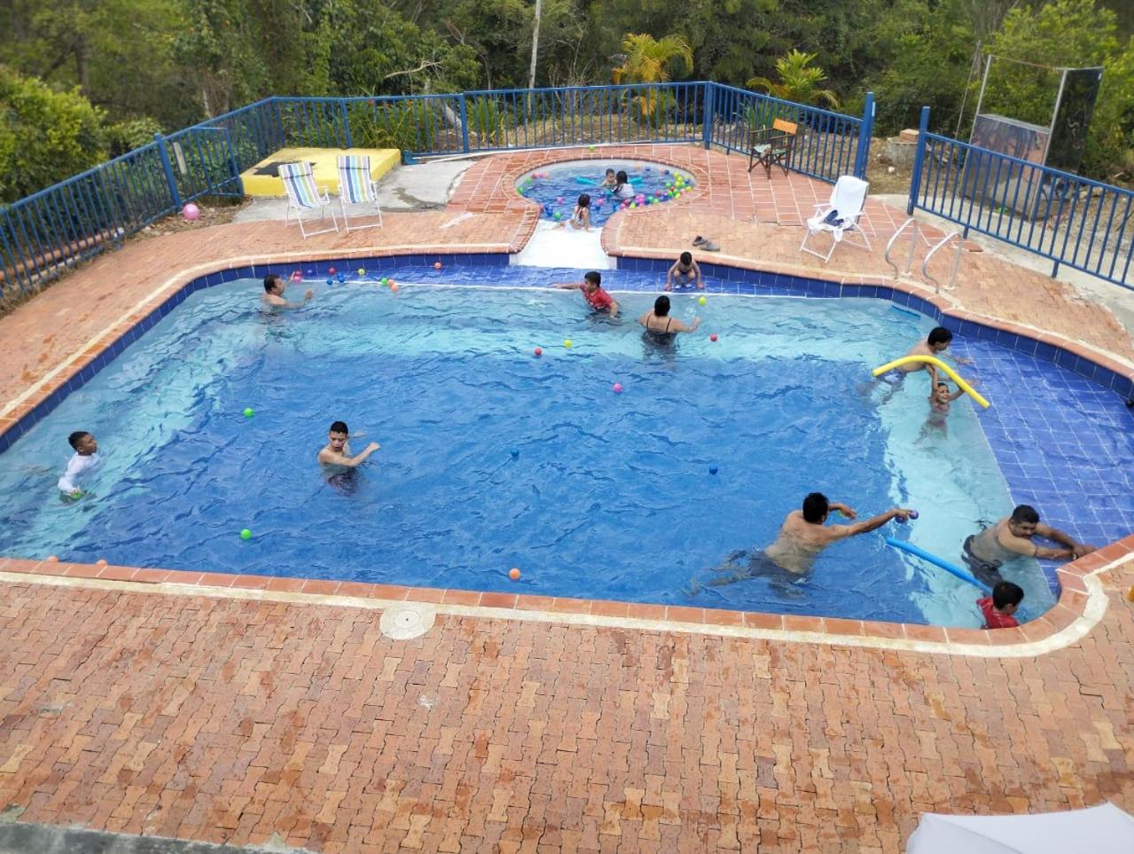 CASA MAS GARAJE con Piscina fuera del alojamiento a 2 K m s