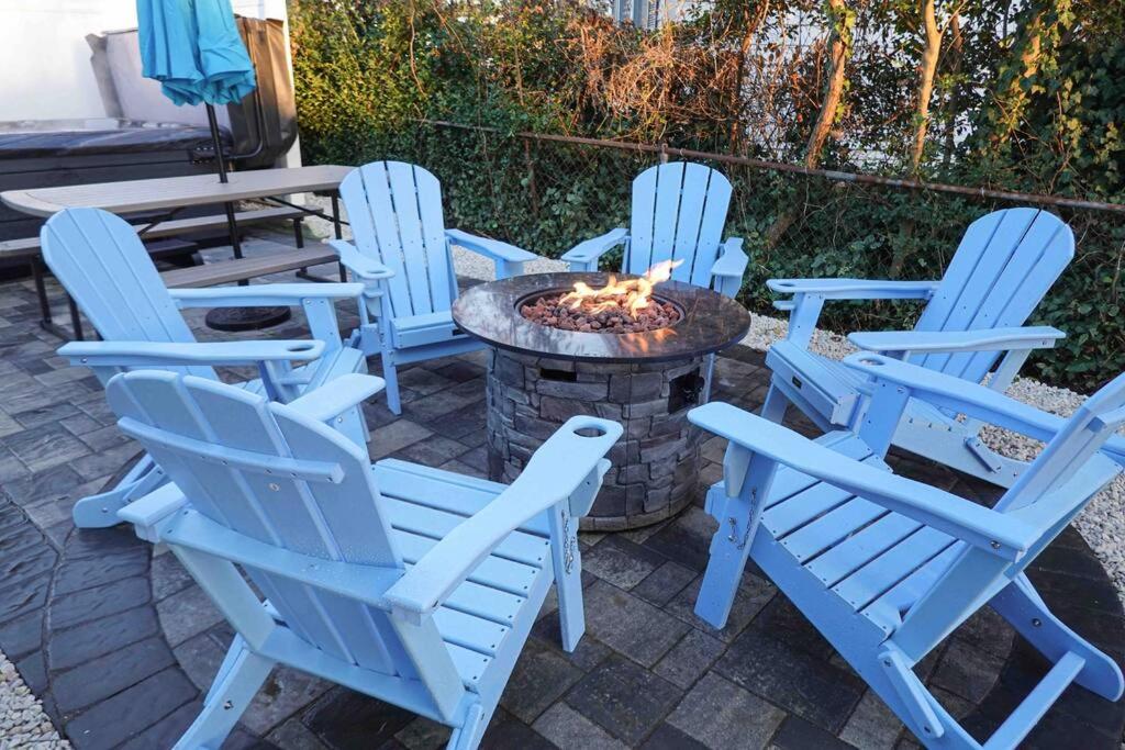 Rehoboth getaway/HotTub/EV/2bd/3.7mi beach/outlets view 4