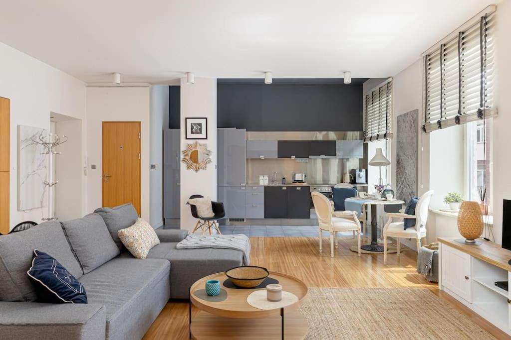 Chmielna City Center Spacious Apartment with Bath