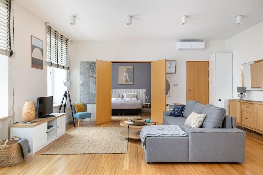 Chmielna City Center Spacious Apartment with Bath