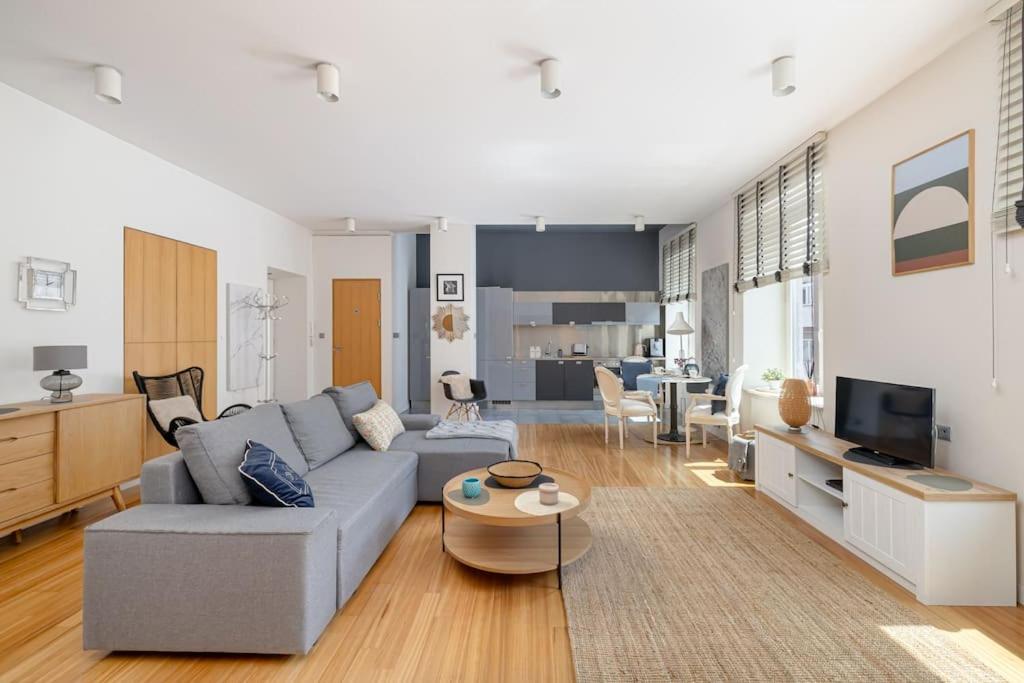 Chmielna City Center Spacious Apartment with Bath