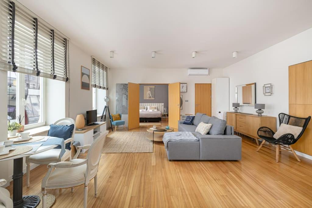 Chmielna City Center Spacious Apartment with Bath