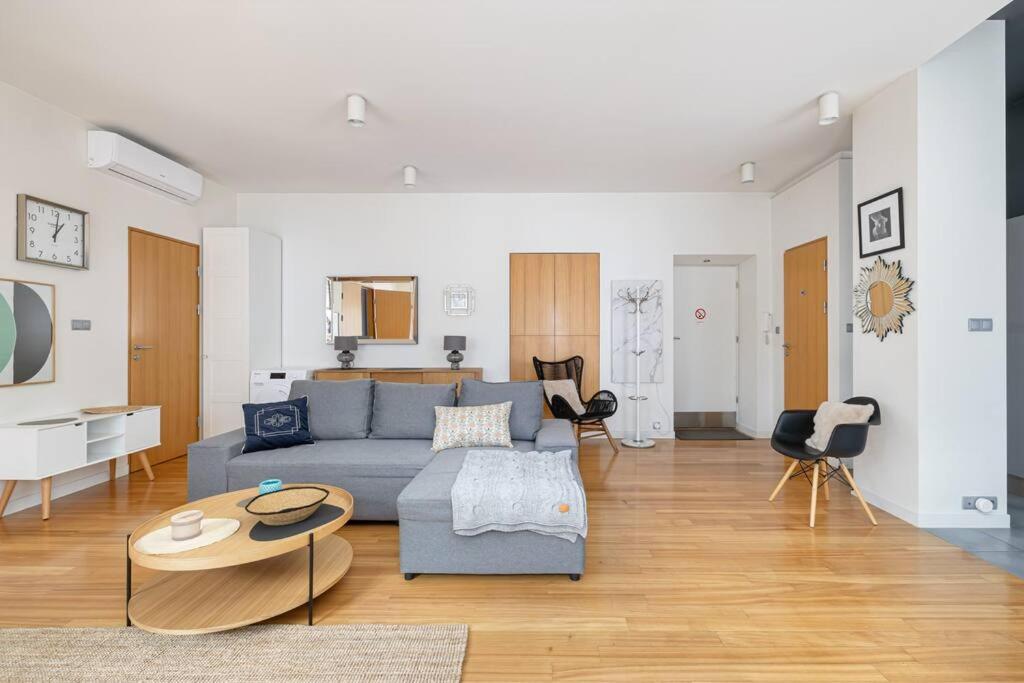 Chmielna City Center Spacious Apartment with Bath
