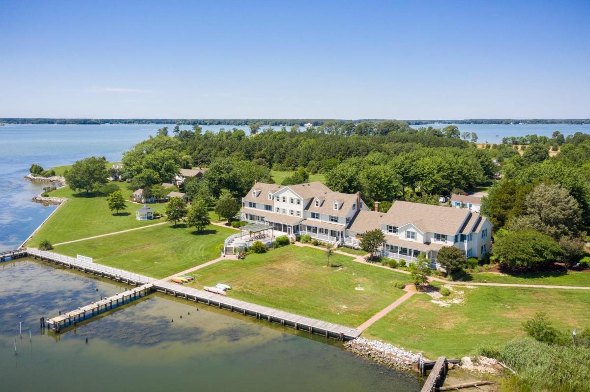 25 Bedrooms - Retreat Center Waterfront Renovated